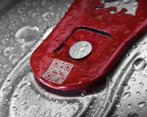 Precise laser coding on aluminum beverage cans for QR codes and batch numbers, ensuring traceability and compliance.